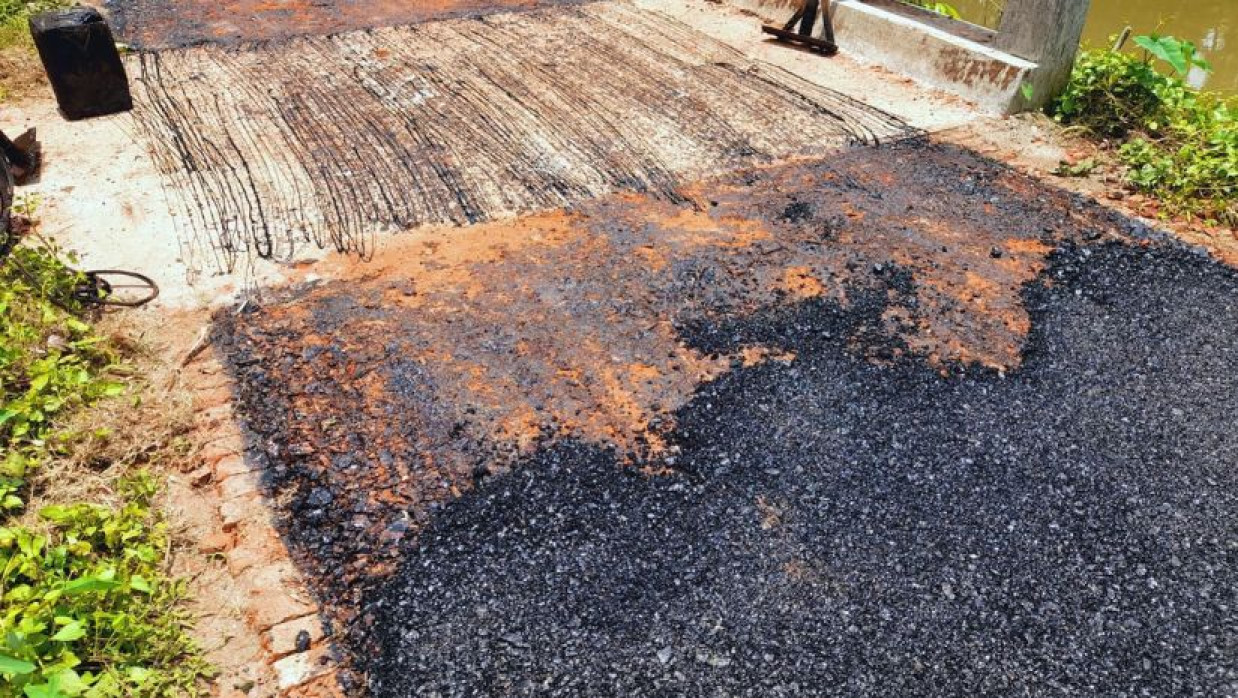 ঝালকাঠির রাজাপুরে সড়ক সংস্কারে নিম্নমানের নির্মাণ সমাগ্রী ব্যবহার 