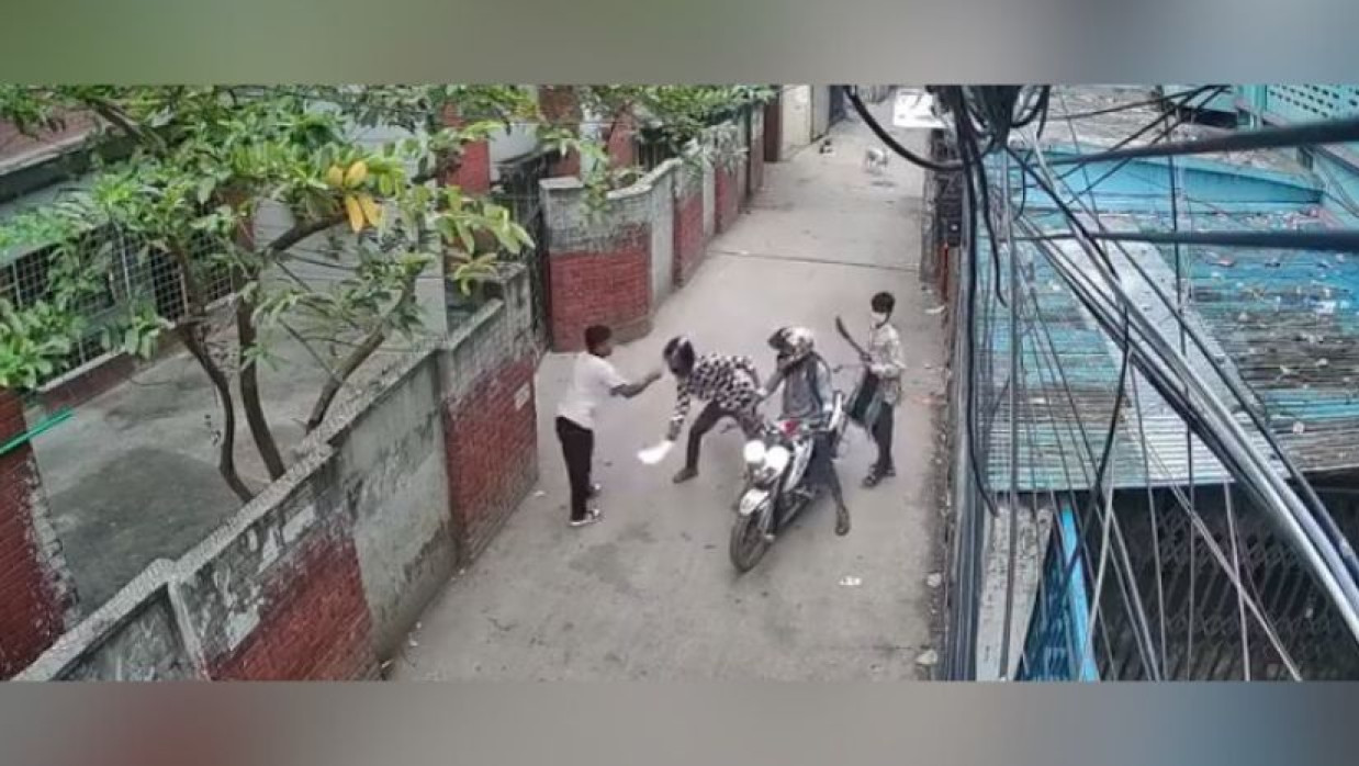 পথচারীকে আঘাত করছে দুই যুবক