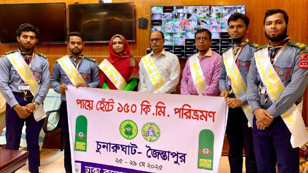  শিক্ষকদের সঙ্গে ঢাকা কলেজের চার রোভার স্কাউট