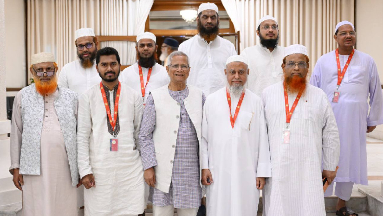 প্রধান উপদেষ্টার সঙ্গে বিভিন্ন রাজনৈতিক দলের নেতারা