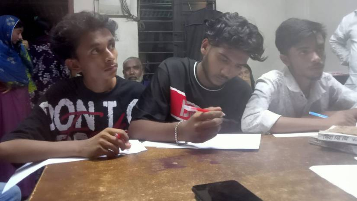 আটক ব্যক্তিরা 