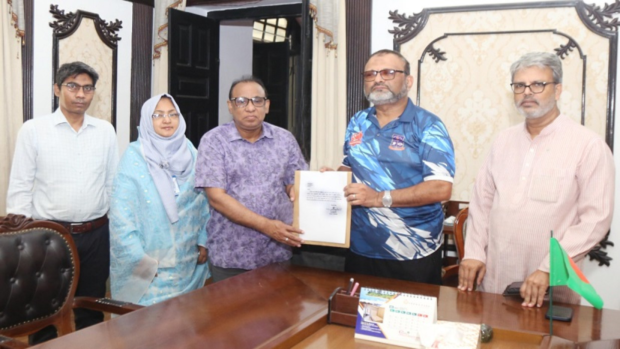 ঢাবি উপাচার্যের কাছে প্রতিবেদন জমা দিচ্ছে তদন্ত কমিটি