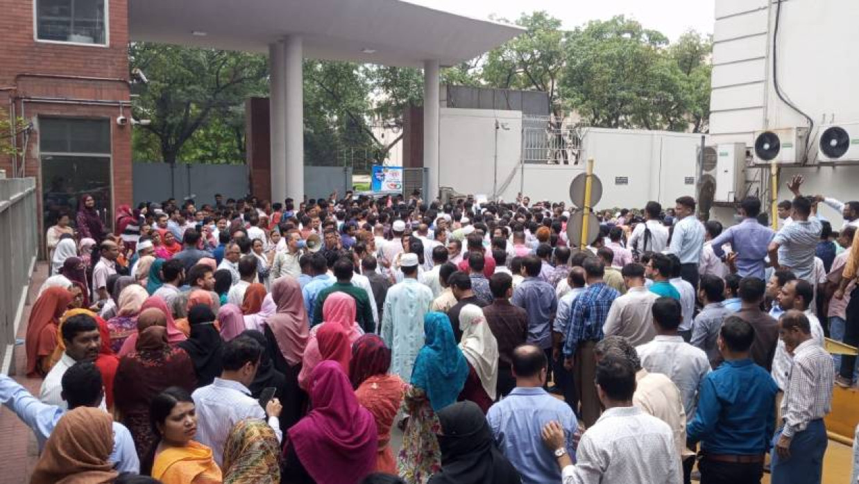 সচিবালয়ের কর্মচারীরা দপ্তর ছেড়ে নিচে নেমে বিক্ষোভ করছেন