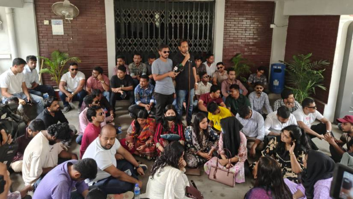 উপাচার্যের বাস ভবনের সামনে ছাত্রদলের নেতাকর্মীদের অবস্থান
