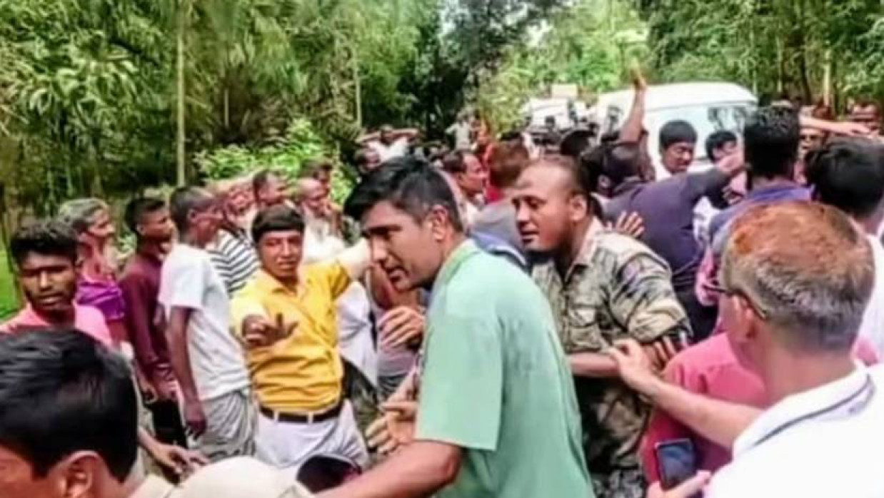 পরিবেশ উপদেষ্টার গাড়িবহরে হামলা