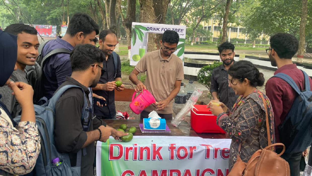 পরিবেশ বাঁচাতে জুস বিক্রি