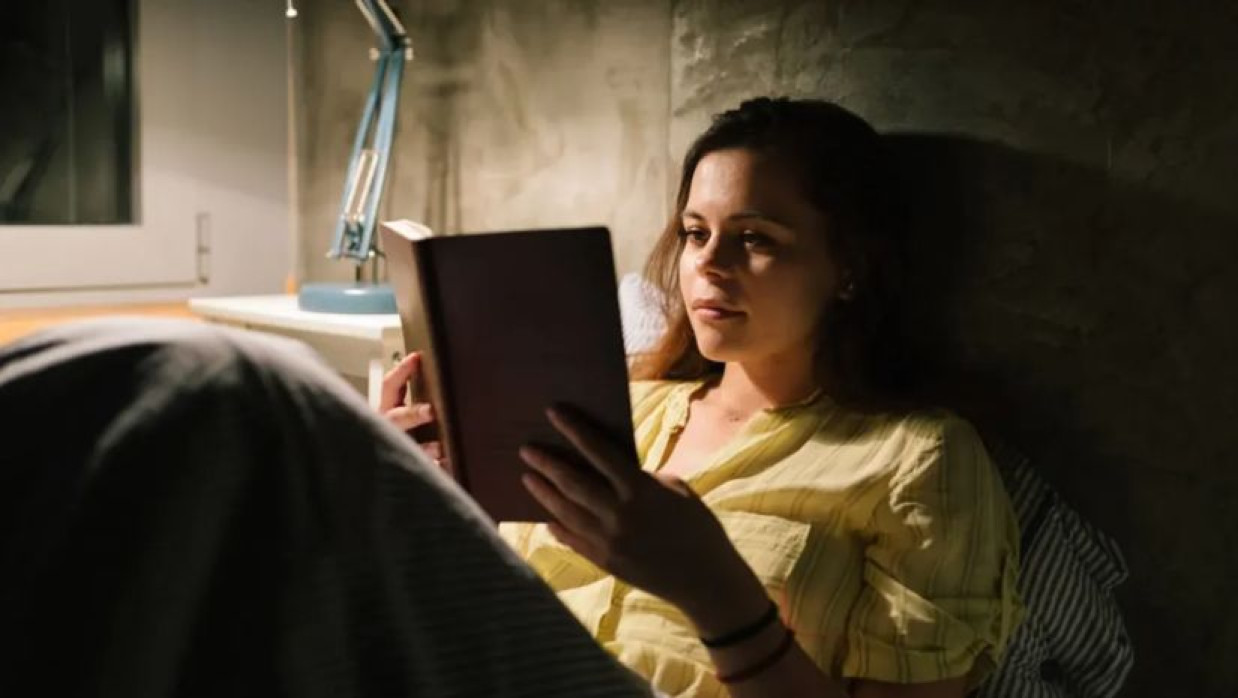 ঘুমানোর পূর্বে বই পড়ার প্রতীকী ছবি 