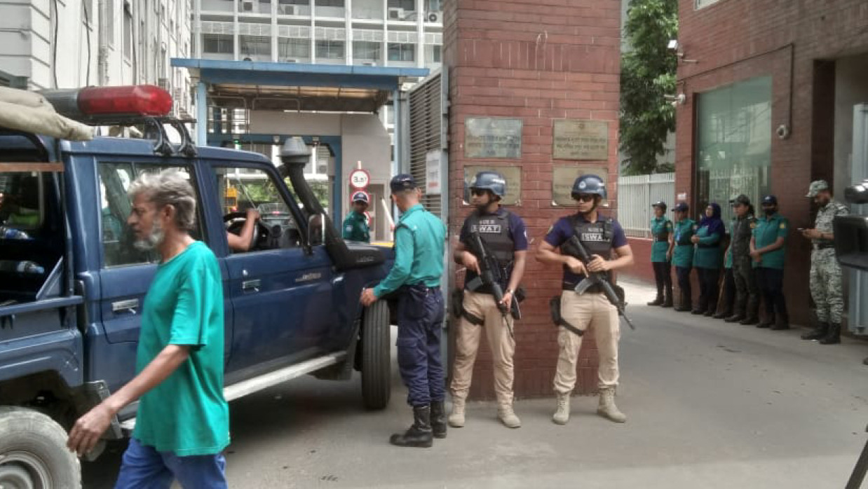 সচিবালয়ের সামনে নিরাপত্তা বেষ্টনী