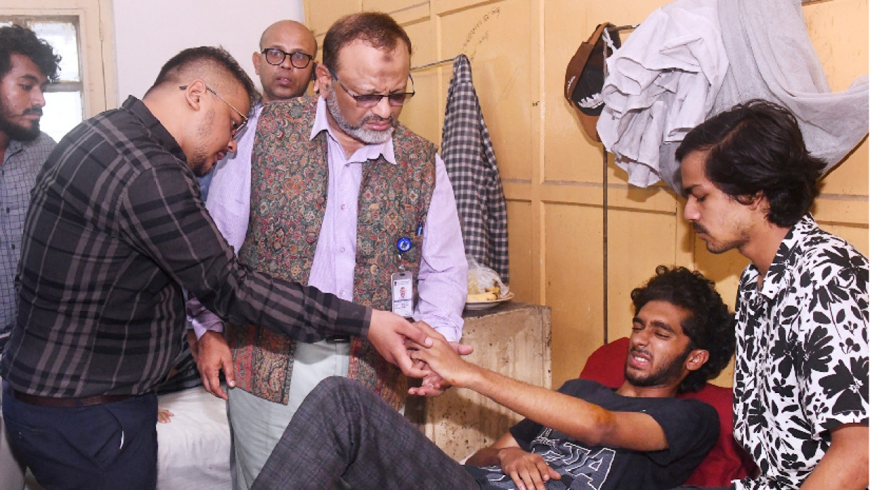 উপাচার্য অধ্যাপক ড. নিয়াজ আহমদ খান আহতদের দেখতে যান