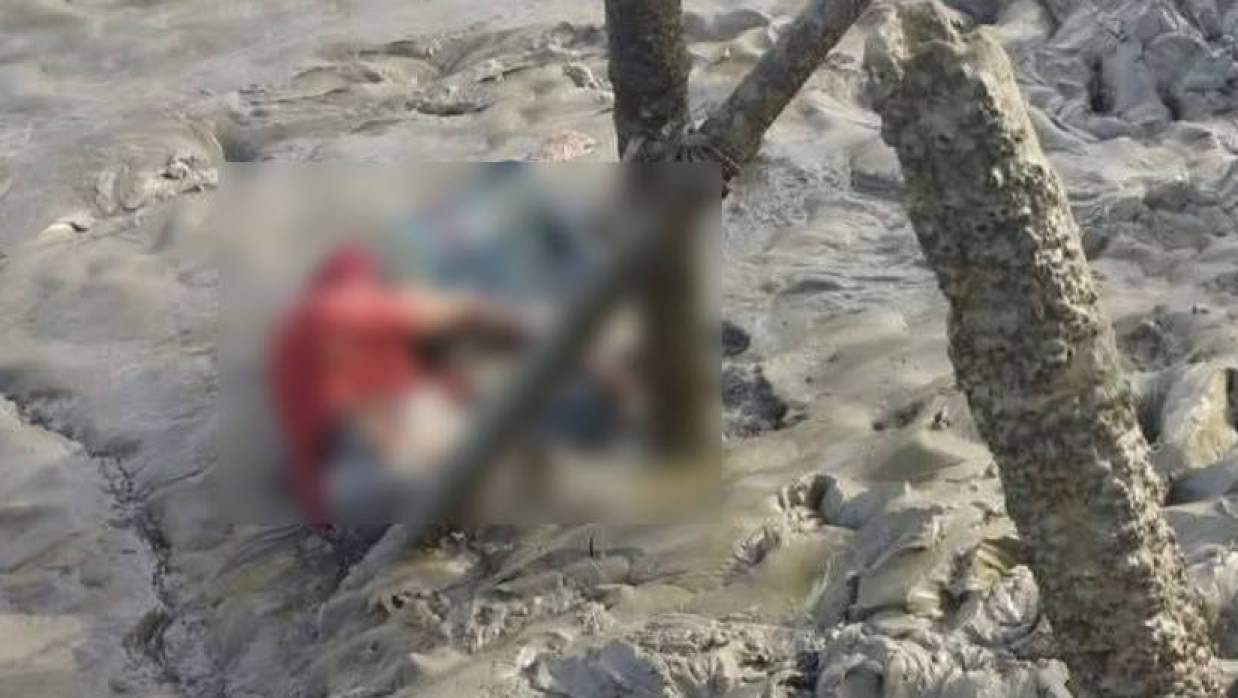 খুঁটিতে শিকলে বাঁধা মরদেহ