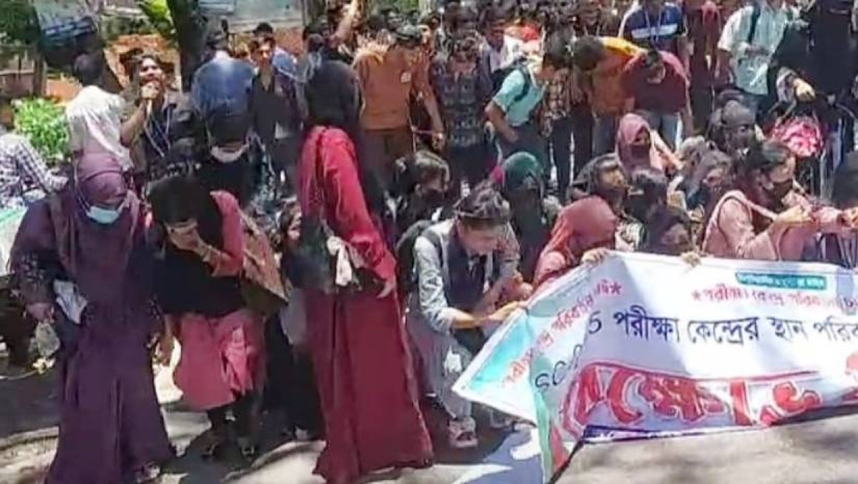 শিক্ষার্থীদের সড়ক অবরোধ