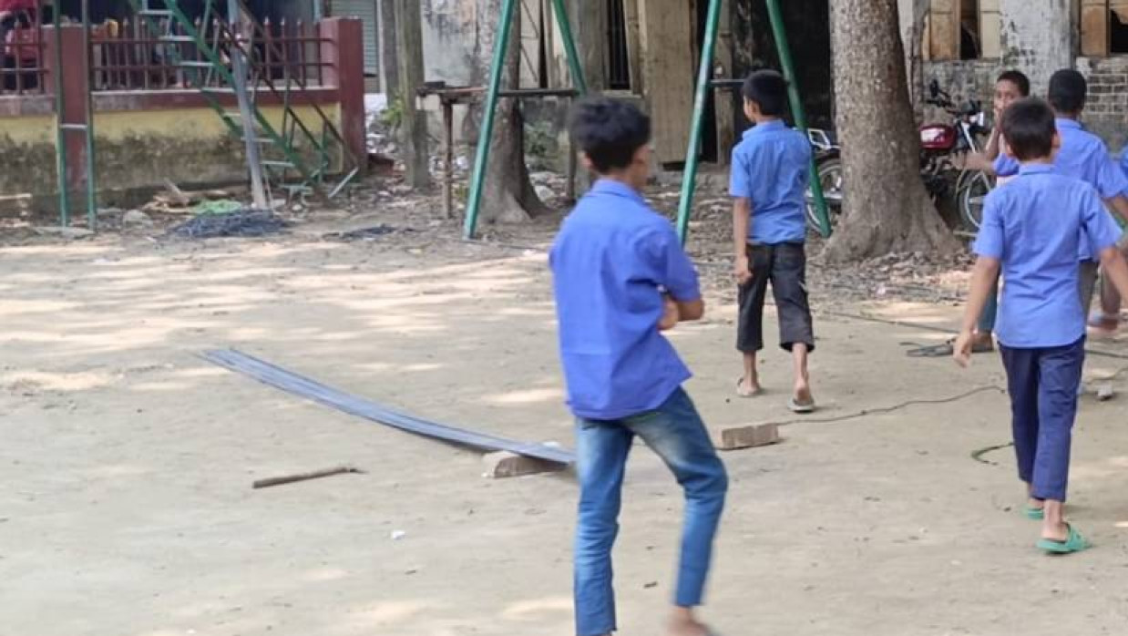 বিদ্যালয়ের মাঠে রাখা নির্মাণসামগ্রী