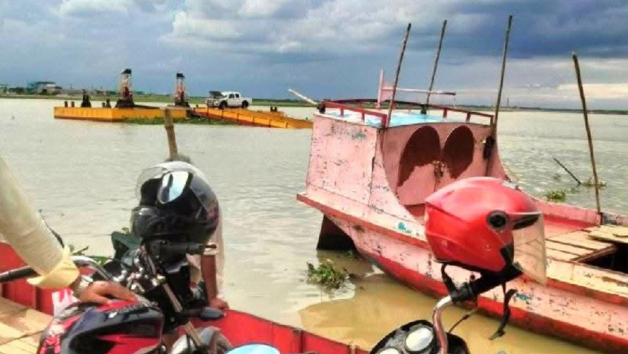 ফেরি চলাচল বন্ধ