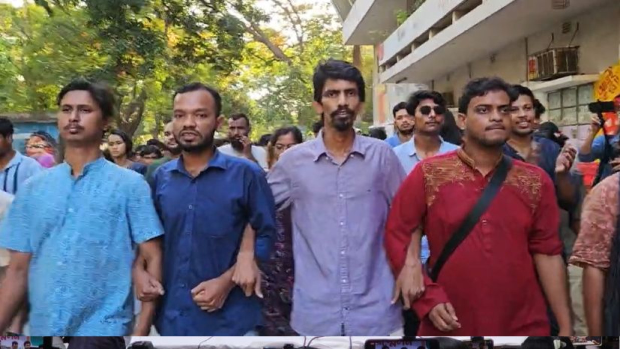 এ টি এম আজহারুল ইসলামের খালাসের রায়ের প্রতিবাদে ঢাবিতে বিক্ষোভ