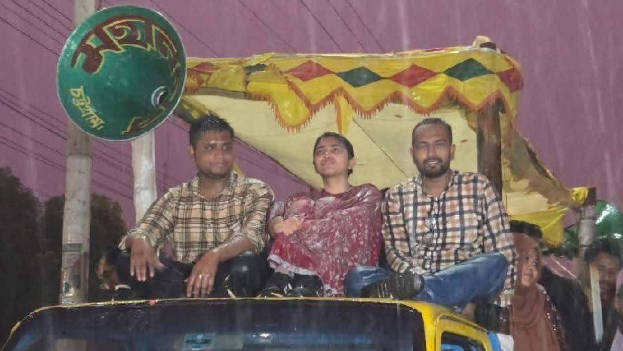 ট্রাকের ছাদে কাক ভেজা হয়ে বসে আছেন তারা