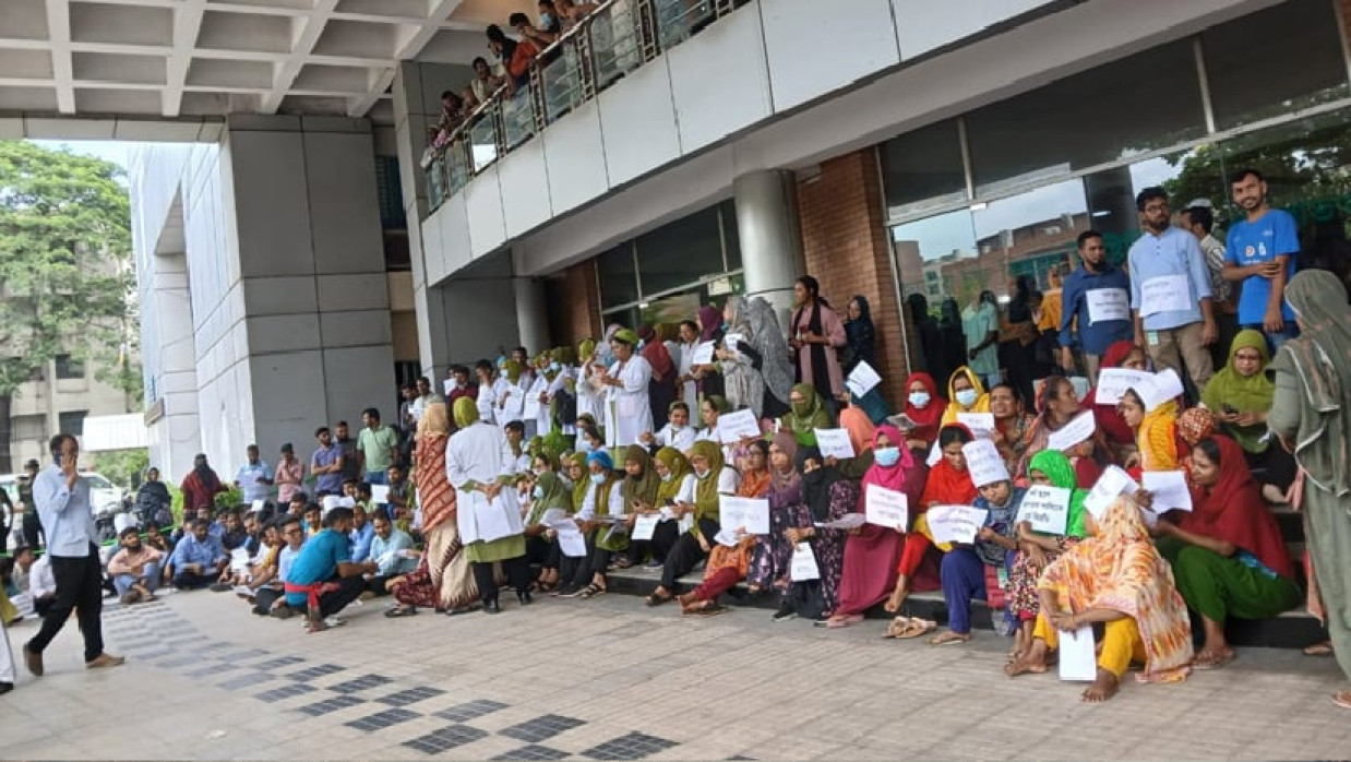 কর্মবিরতিতে জাতীয় চক্ষু বিজ্ঞান ইনস্টিটিউটের নার্স-কর্মচারীরা