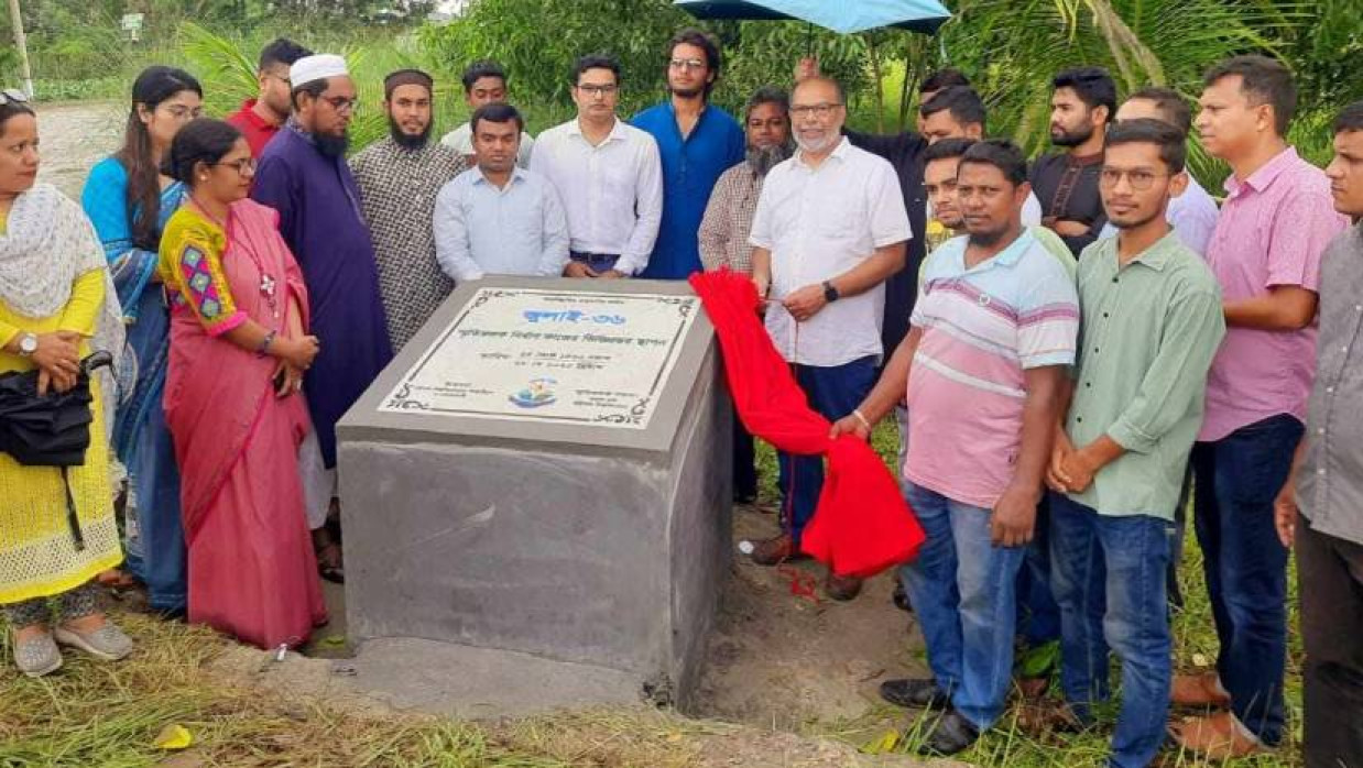 স্মৃতিফলকের উদ্বোধন করেন উপাচার্য অধ্যাপক ড. মোহাম্মদ তৌফিক আলম