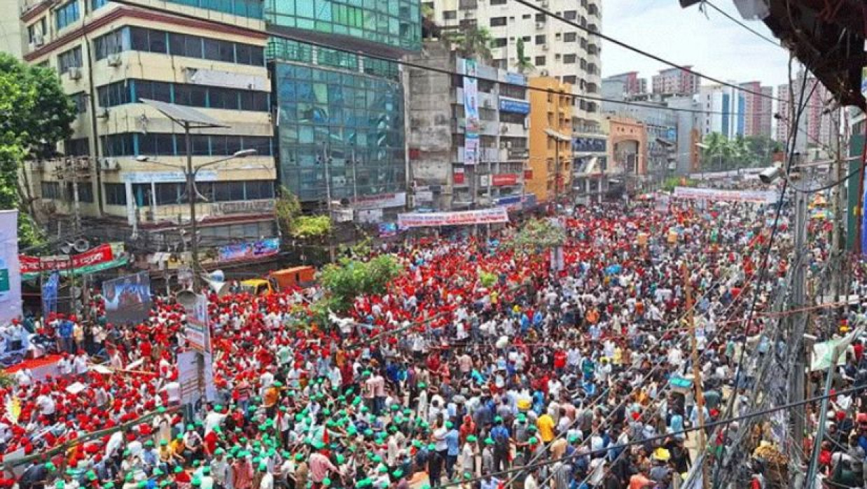 স্লোগান ও পদচারণায় মুখরিত নয়াপল্টন