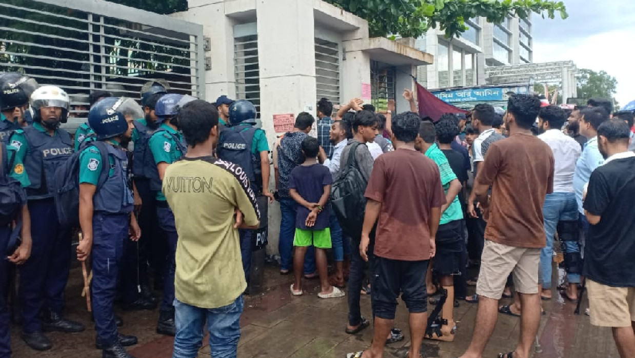 হাসপাতালের সামনে জড়ো হচ্ছেন আহতরা