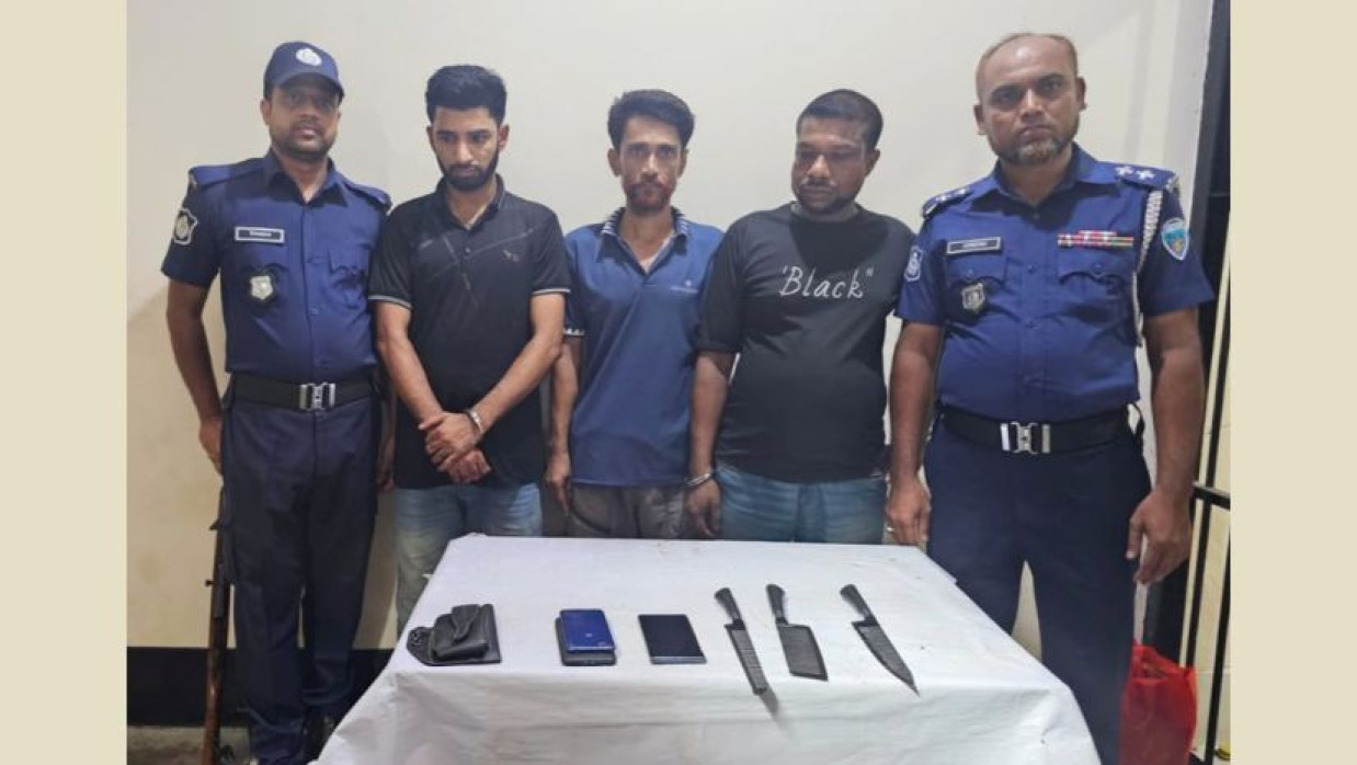 ফেনীতে ছিনতাইকারী চক্র গ্রেপ্তার