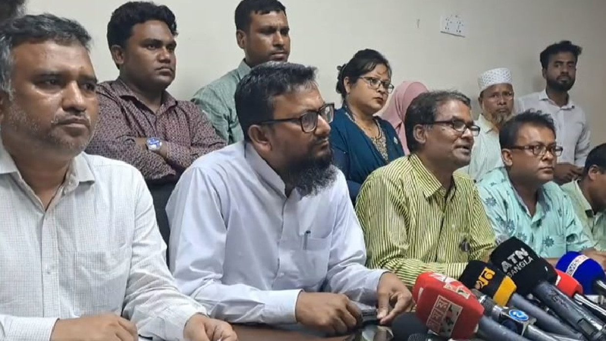সংবাদ সম্মেলনে বক্তব্য দিচ্ছেন সচিবালয় কর্মকর্তা-কর্মচারী ঐক্য ফোরামের নেতারা