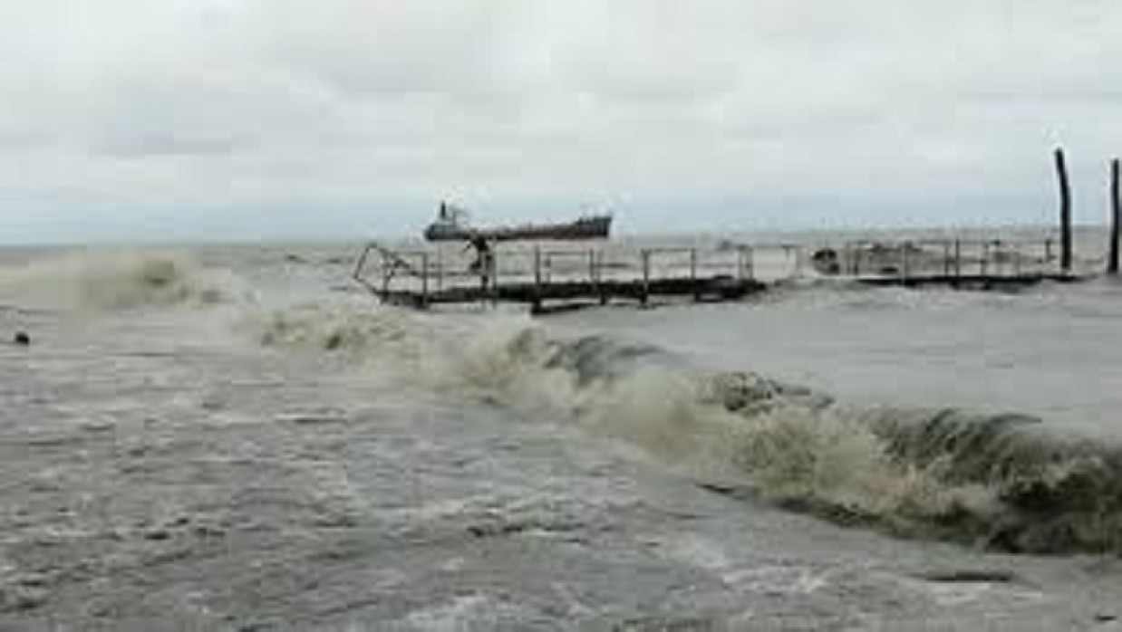 লঘুচাপের প্রভাবে বঙ্গোপসাগর উত্তাল রয়েছে