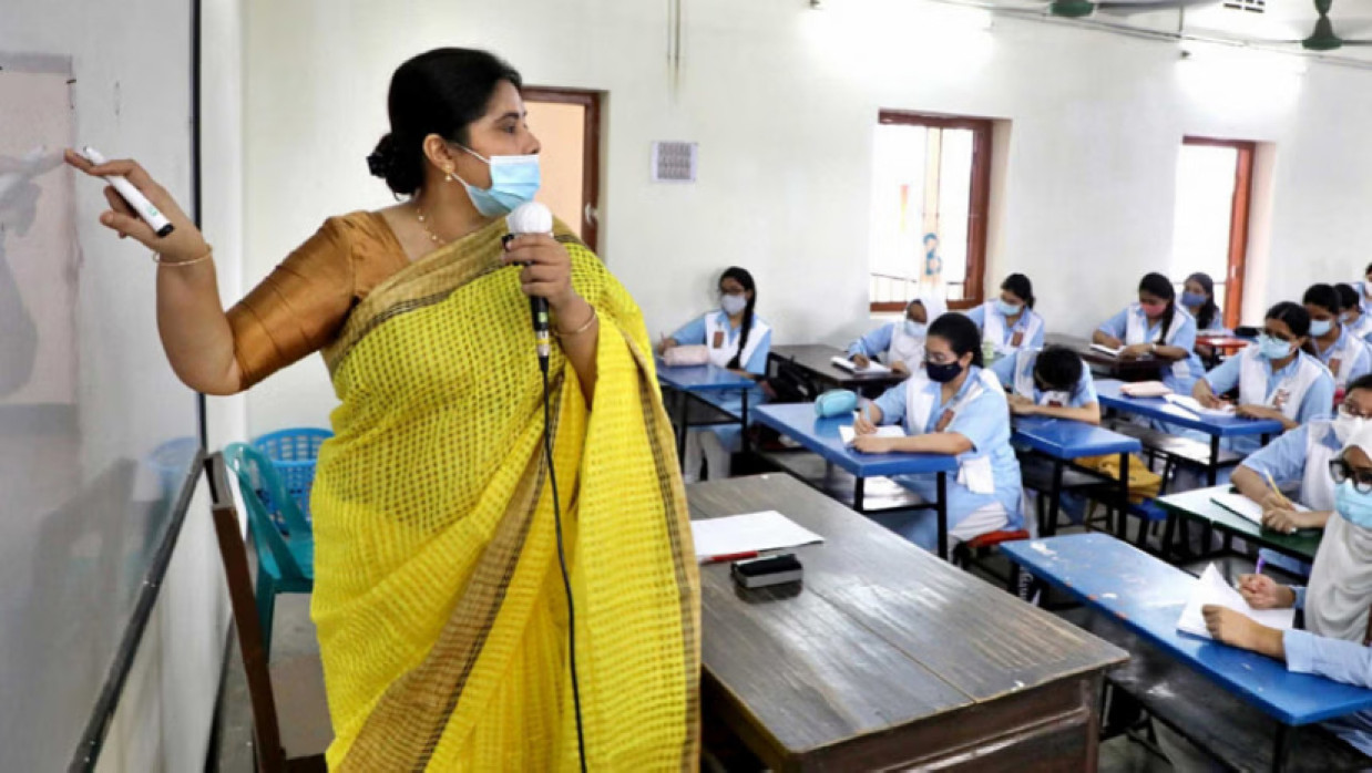 শ্রেণিকক্ষে শিক্ষক