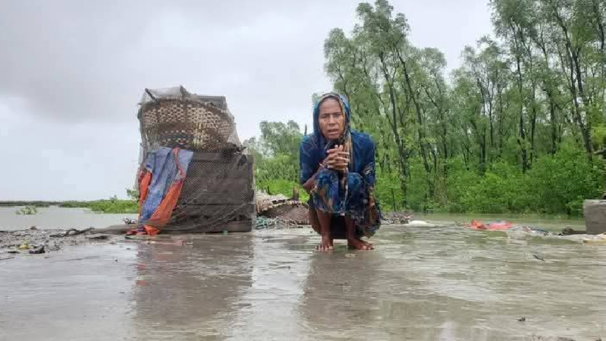 পানিতে তলিয়ে গেছে উপকূলীয় উপজেলাগুলো 