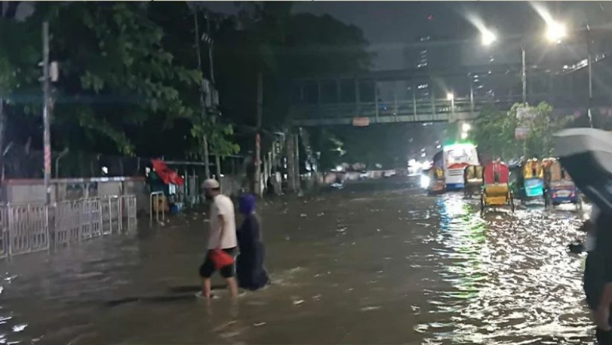 বৃষ্টিতে ঢাকায় জলাবদ্ধতা