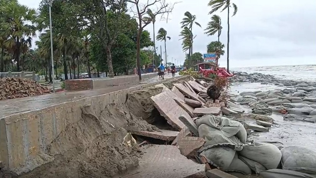 টানা বর্ষণ ও জোয়ারে কুয়াকাটা সমুদ্রসৈকত এলাকার মেরিন ড্রাইভ সড়ক ধ্বসে গেছে