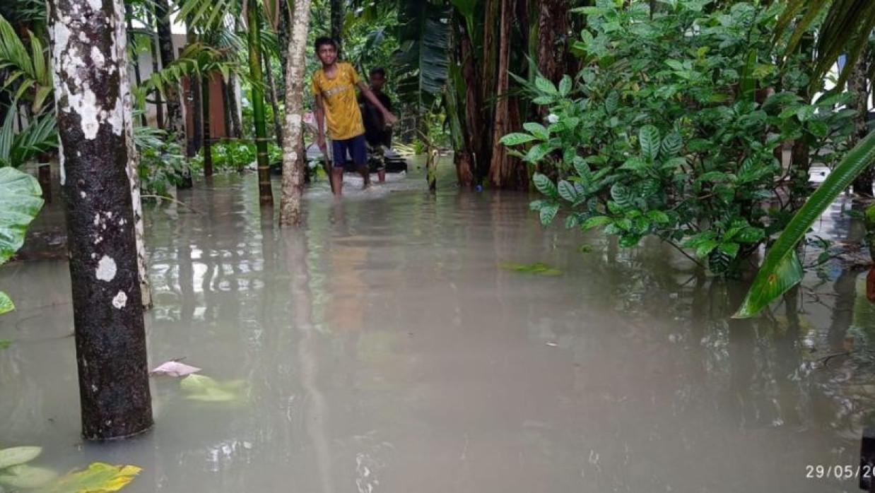 পিরোজপুরে টানা বৃষ্টি ও নদ-নদীর জোয়ারে পানি বৃদ্ধি পেয়েছে