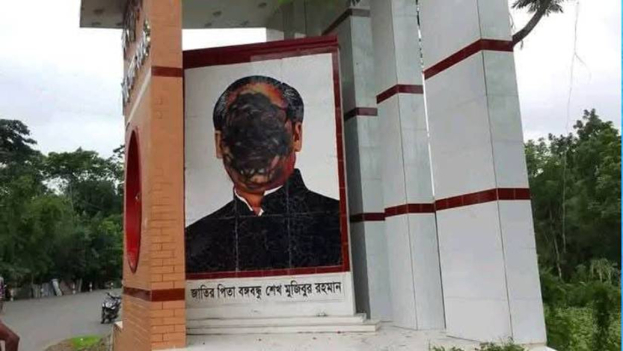  বঙ্গবন্ধুর প্রতিকৃতিতে কালি লাগিয়ে দিয়েছে দুর্বৃত্তরা