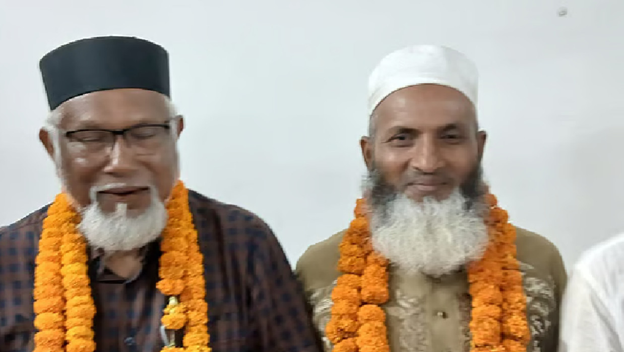 নির্বাচনে  সভাপতি পদে শামসুল হক ভূঁইয়া (বামে) ও সাধারণ সম্পাদক পদে মোস্তাফিজুর রহমান (ডানে) জয়ী হয়েছেন