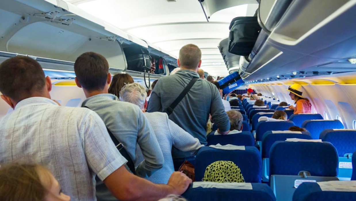 সিট বেল্ট বন্ধ হওয়ার আগেই উঠে দাঁড়ানো যাবে না