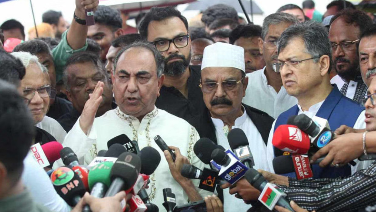 গণমাধ্যমের সঙ্গে কথা বলেন বিএনপির স্থায়ী কমিটির সদস্য মির্জা আব্বাস