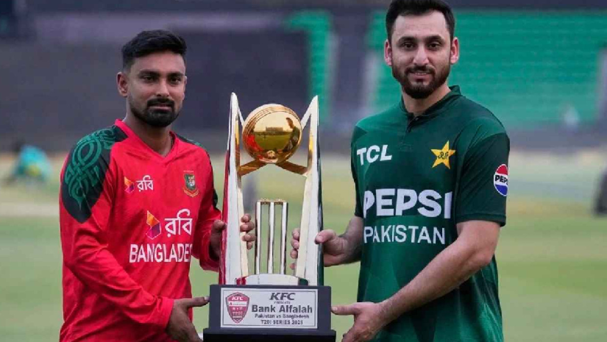 ট্রফি হাতে দুই দলের অধিনায়ক