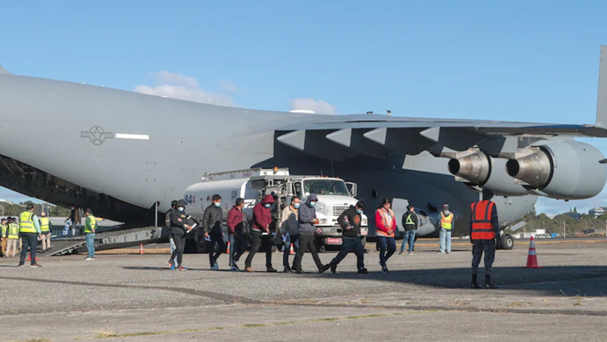 অবৈধ ভারতীয় নাগরিকদের ভারতে ফেরত পাঠানোর মুহূর্তে যুক্তরাষ্ট্রের বিমানবন্দর
