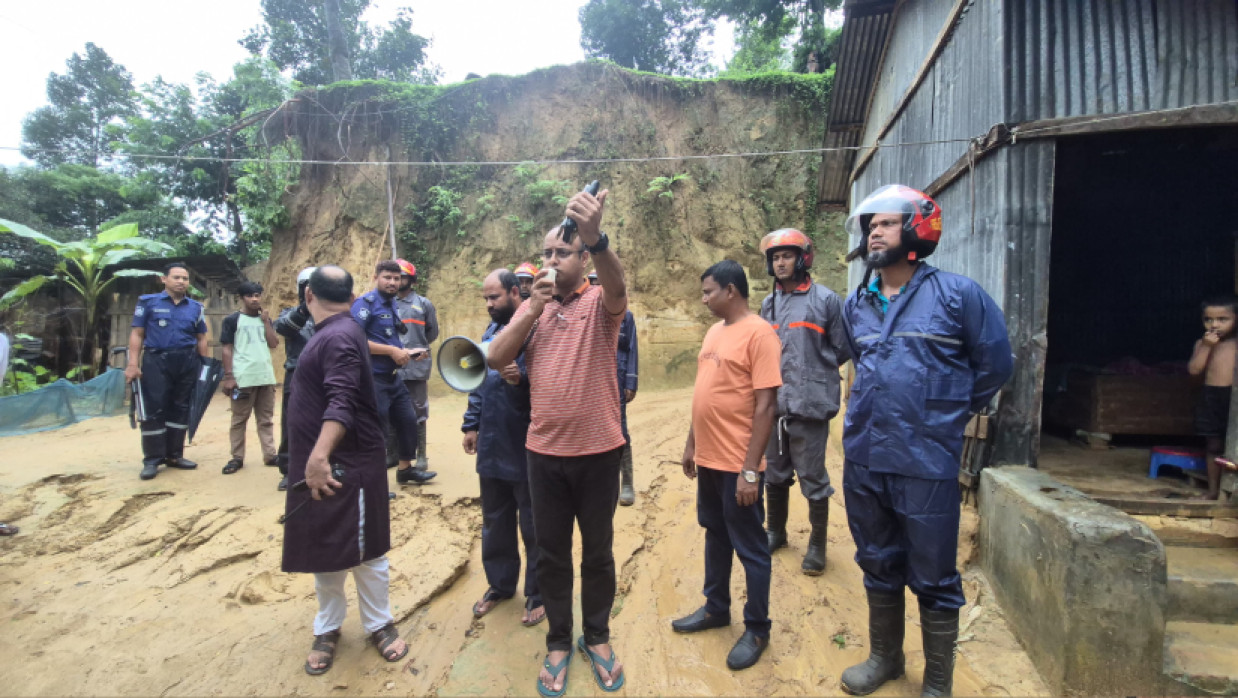 মাইকিং করে সতর্কবার্তাও দেওয়া হচ্ছে