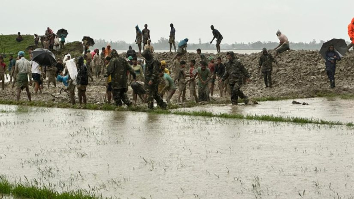 ক্ষতিগ্রস্ত বাঁধ মেরামত করছেন সেনাবাহিনীর সদস্যরা