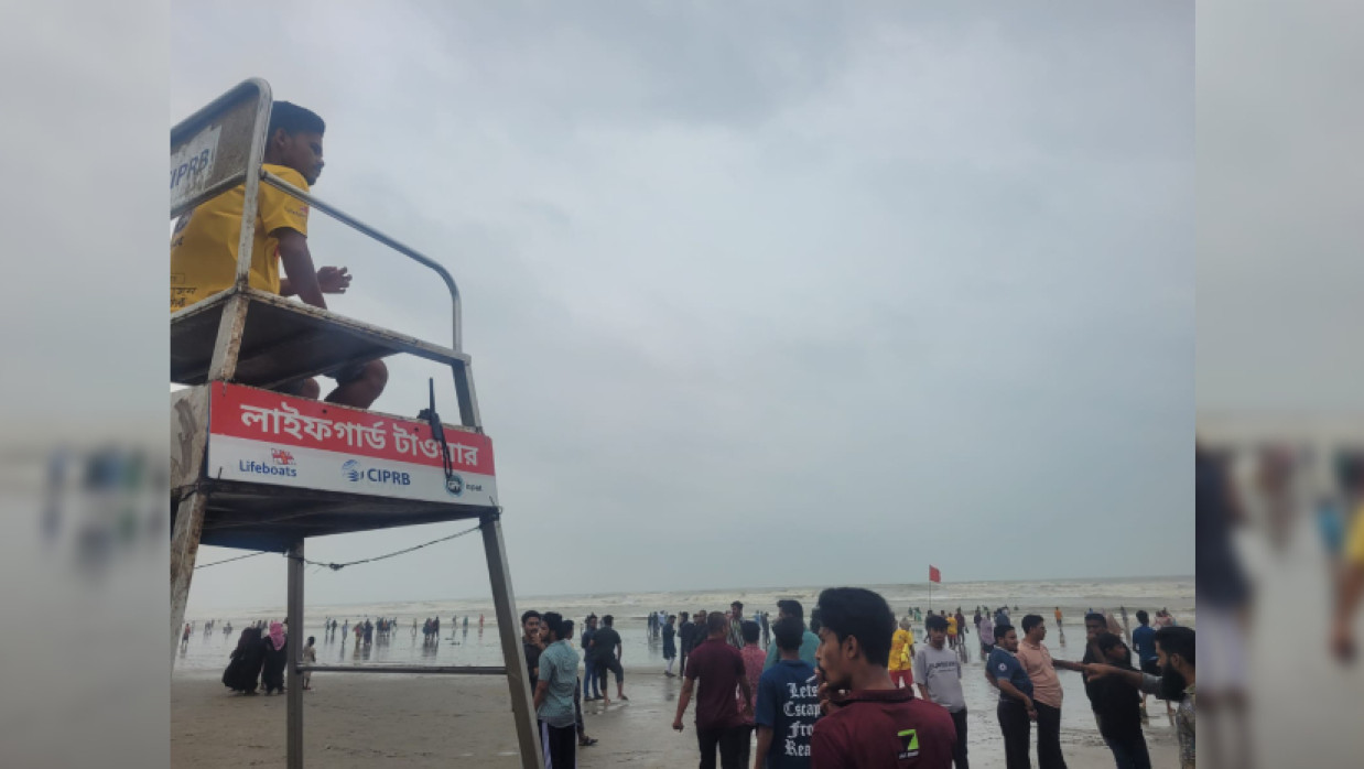 সৈকতে পর্যটকের ভিড়