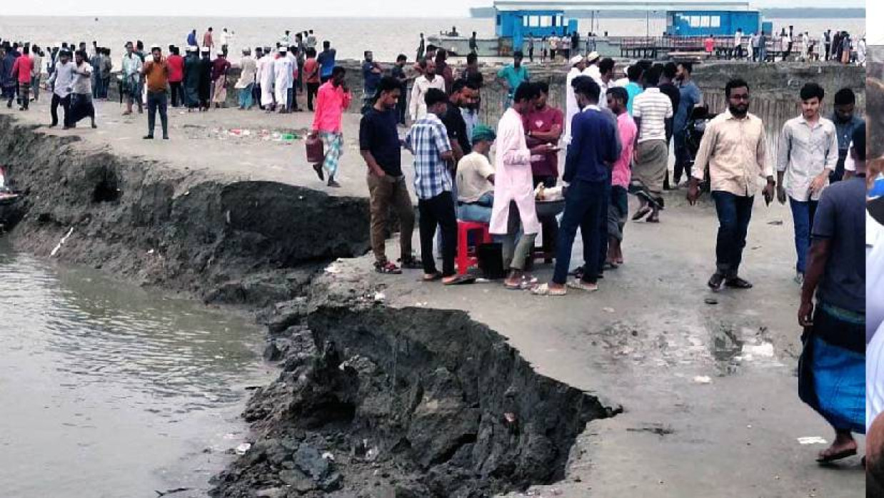 ভোলার স্লুইসগেট এলাকার রিং বাঁধ নির্মাণ