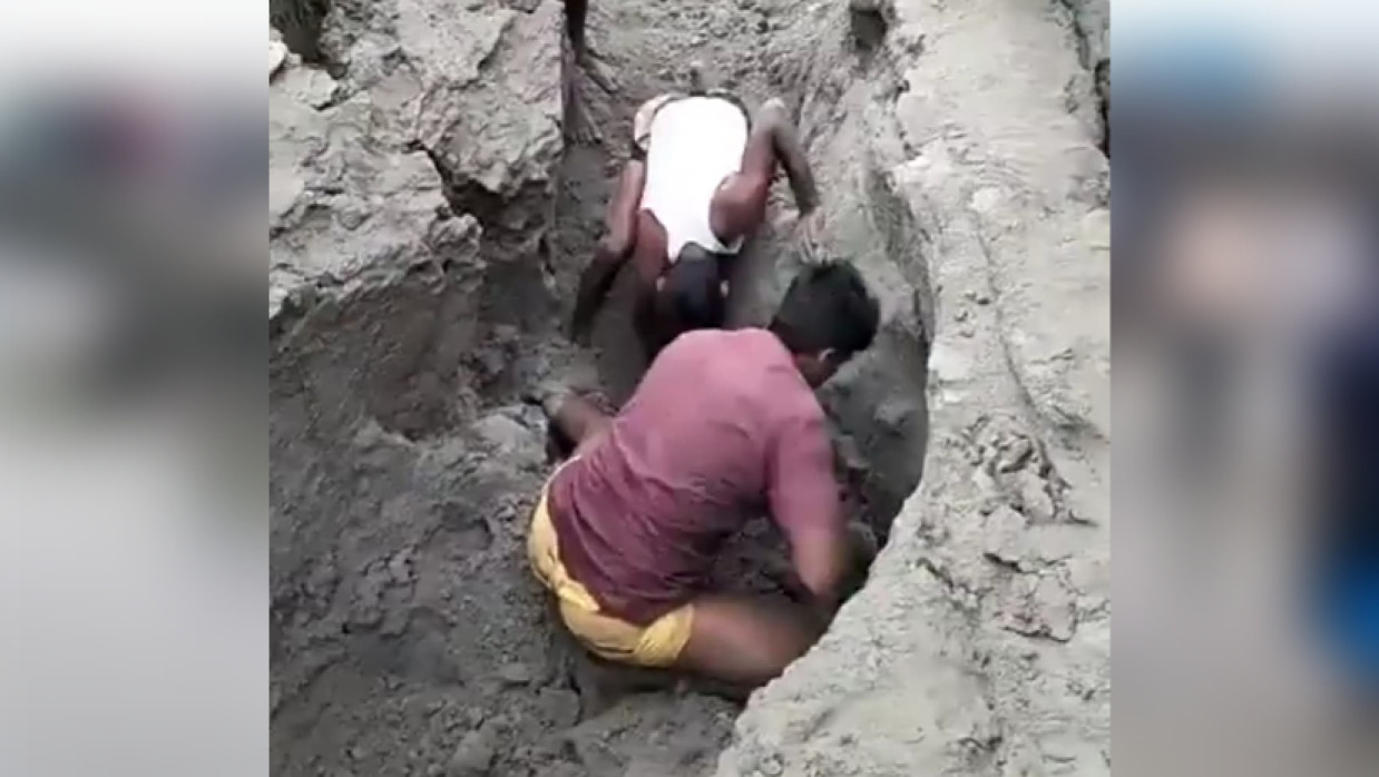 স্থানীয়রা বালু সরিয়ে ওমরের নিথর দেহ উদ্ধার করেন