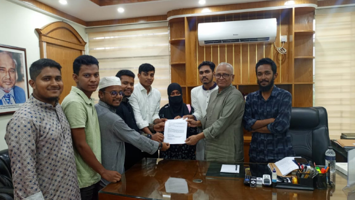 চার দফা দাবিতে উপাচার্য বরাবর স্মারকলিপি