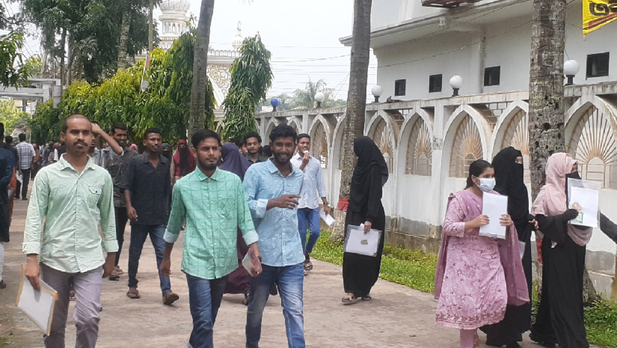 কেন্দ্র প্রবেশ করছেন পরীক্ষার্থীরা