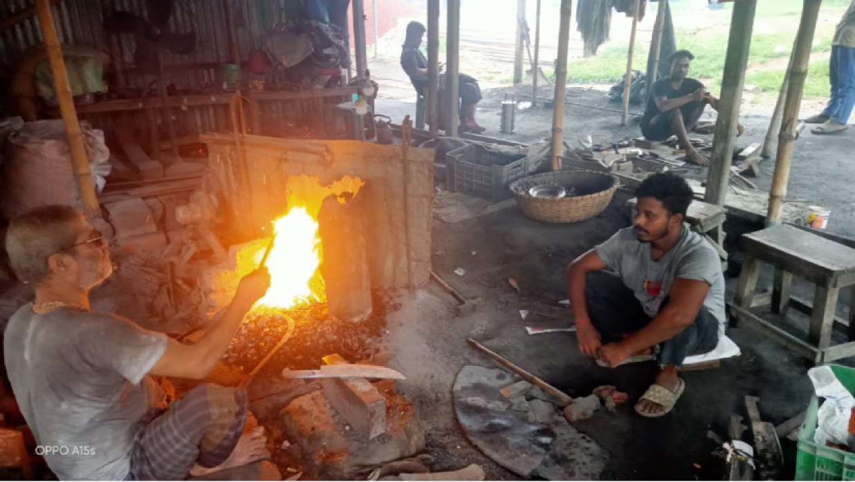 দা-বটি তৈরিতে দিনরাত ব্যস্ততা কামারদের