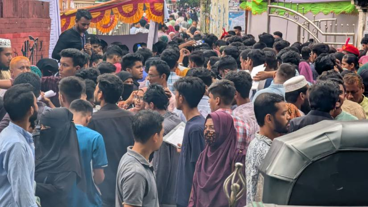 ভর্তিচ্ছু শিক্ষার্থী ও অভিভাবকরা