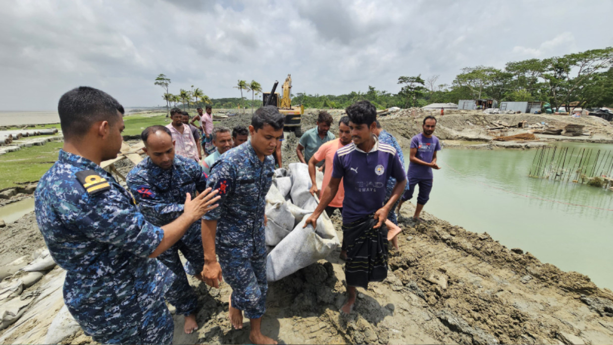 বাঁধ মেরামতে বাংলাদেশ নৌবাহিনী