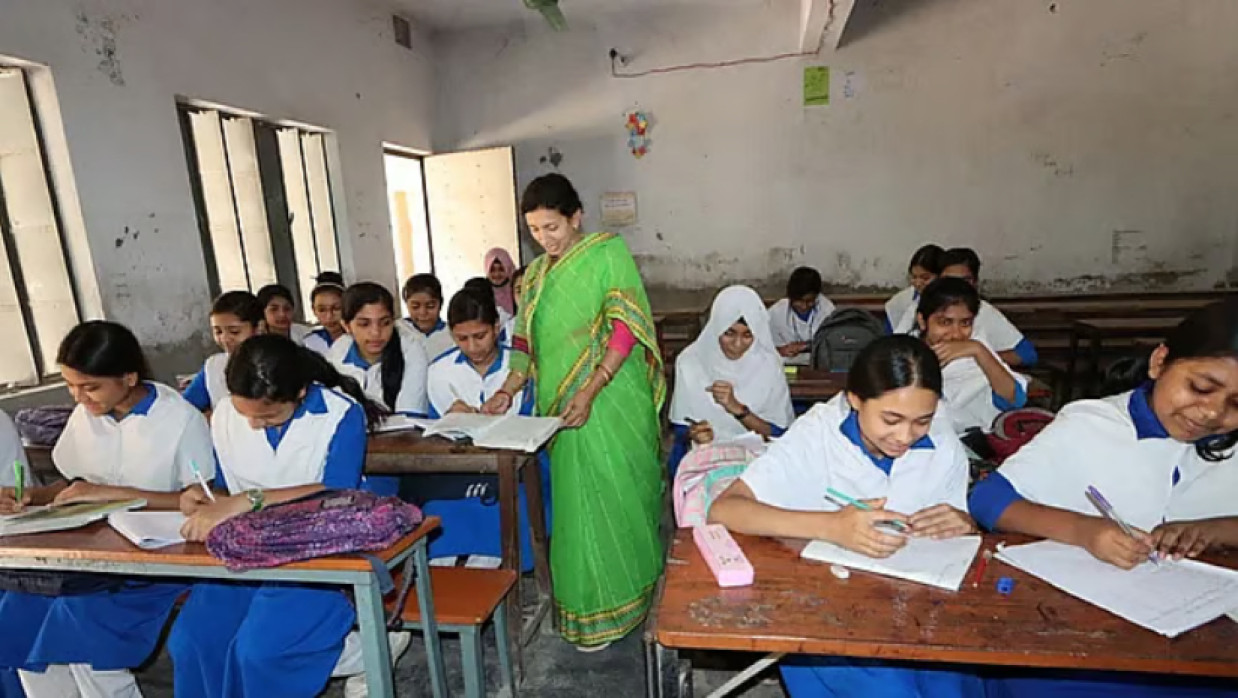 শ্রেণিকক্ষে শিক্ষক