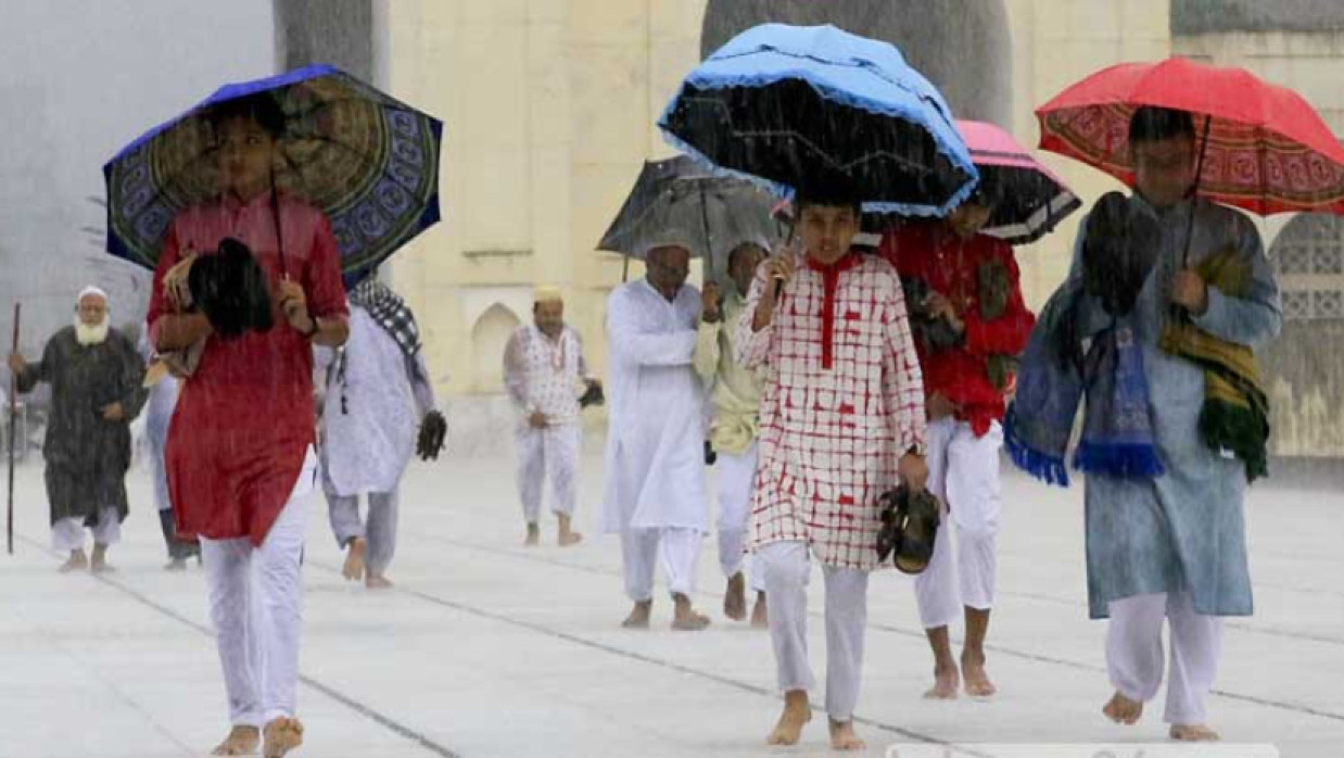 বৃষ্টিতে ভিজে নামাজ পড়তে যাচ্ছে শিশু-কিশোররা