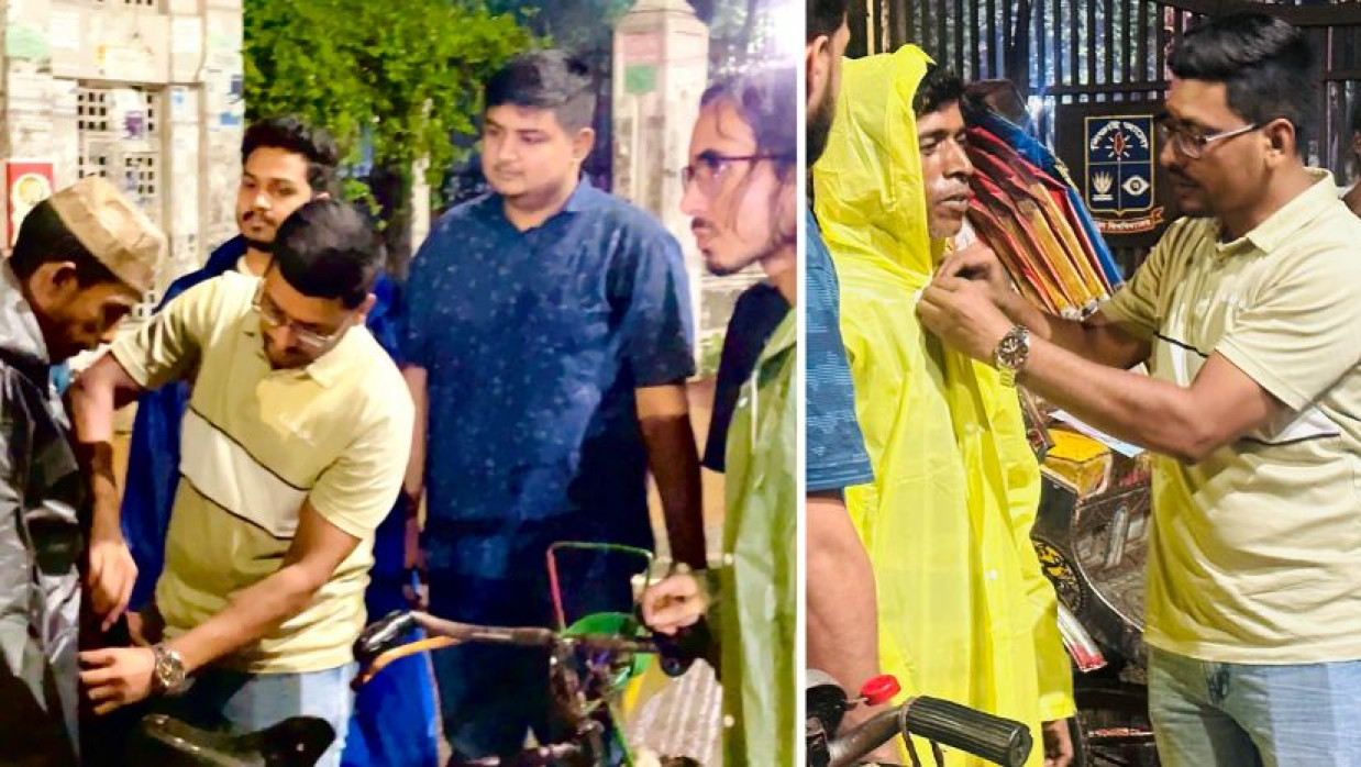 ঢাবিতে রেইনকোট বিতরণ